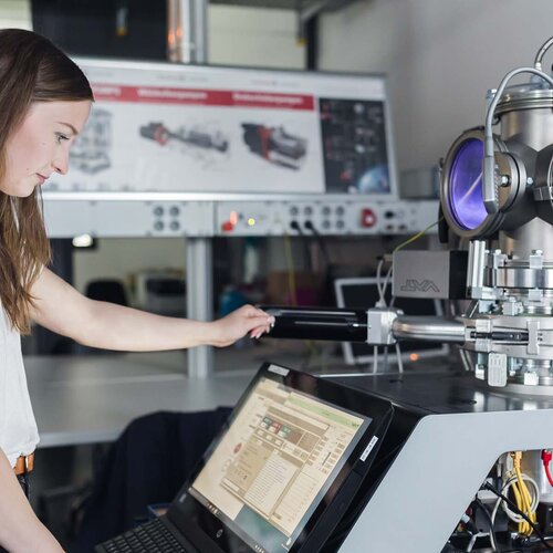 Eine Studentin an der Sputteranlage im Labor für Beschichtungstechnik.