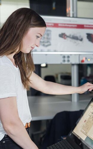 Eine Studentin an der Sputteranlage im Labor für Beschichtungstechnik.