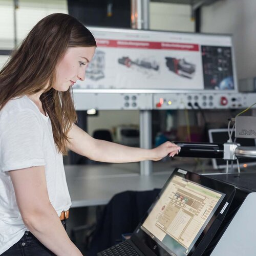 Eine Studentin an der Sputteranlage im Labor für Beschichtungstechnik.