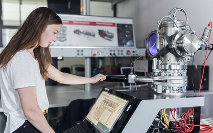 Eine Studentin an der Sputteranlage im Labor für Beschichtungstechnik.