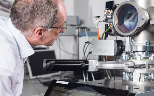 Ein Professor während einer Messung an der Sputteranlage im Labor für Beschichtungstechnik.