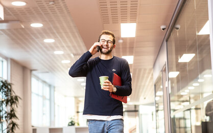 Ein Student der TH AB auf dem Campus in Turku