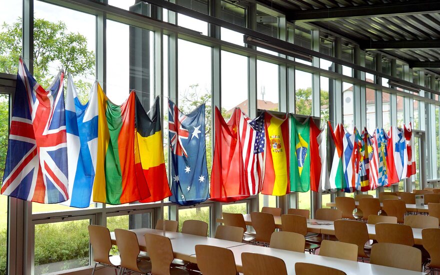 Die Fensterfront der Hochschul Mensa ist ausgeschmückt mit verschiedenen Länderfahnen.