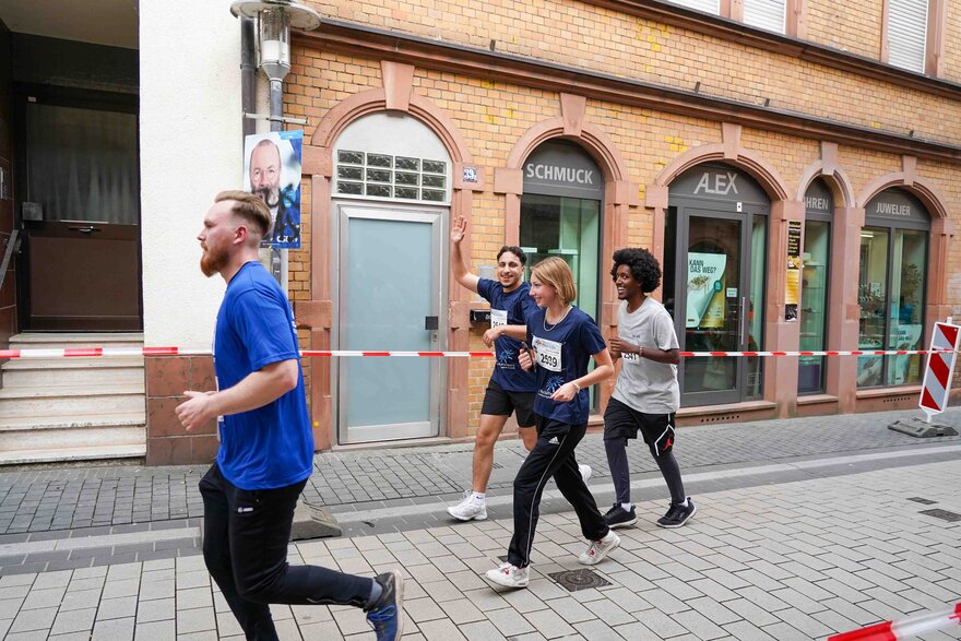 Student*innen der TH AB rennen beim Cityauf in Aschaffenburg mit.