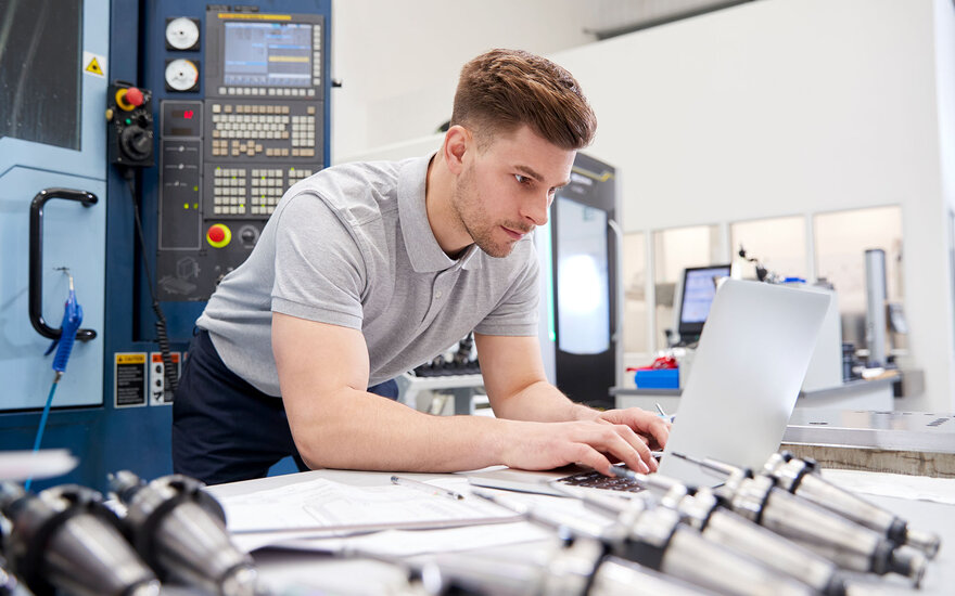 Forschung am Laptop im Labor einer Ingenieurswissenschaftlichen Einrichtung.