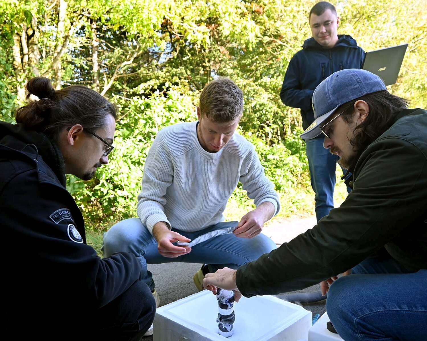 Studierende bei der Zusammenarbeit im Freien beim ersten Flugversuch im Projekt ASTRABAX