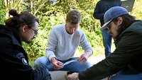 Studierende bei der Zusammenarbeit im Freien beim ersten Flugversuch im Projekt ASTRABAX