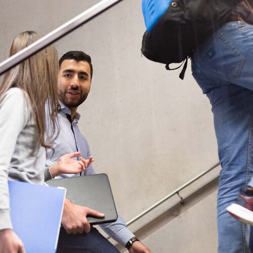 Studierende laufen eine Treppe im Gebäude 40 hoch 