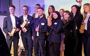 Gruppenbild mit einem Teil der diesjährigen Preisträgerinnen und Preisträger des MAT Awards mit ihren Trophäen in der Hand