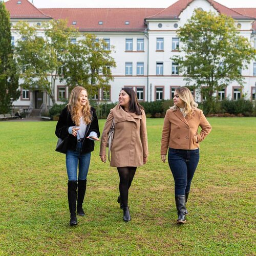 Internationale Austauschstudierende auf dem Campus