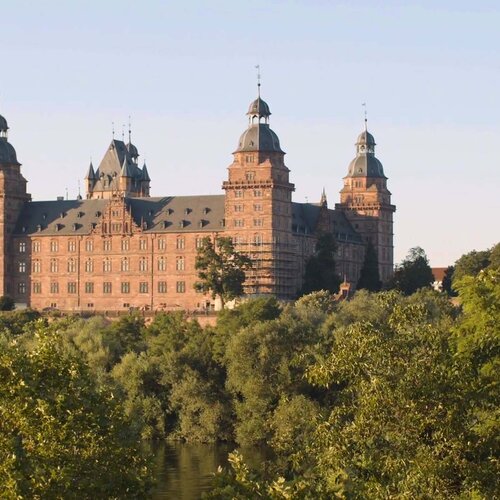 Das historische Schloss Johannisburg in Aschaffenburg im Sommer