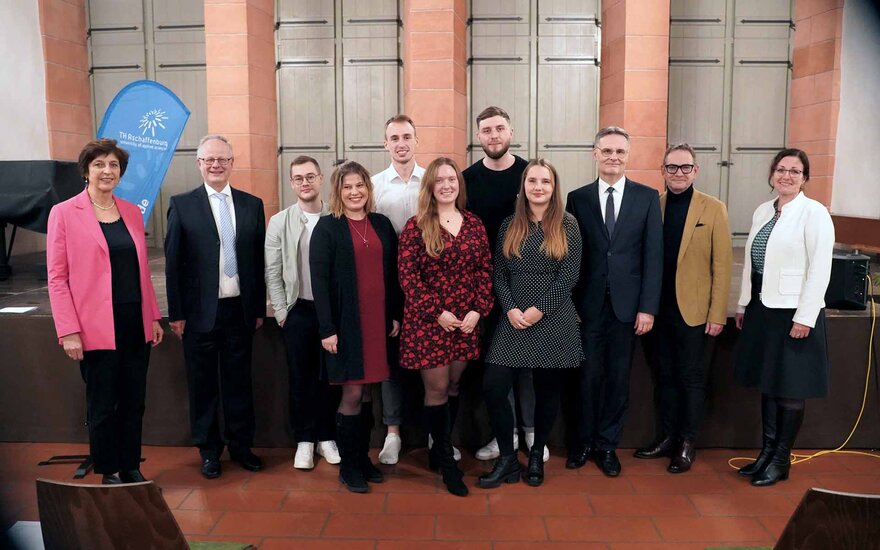 Gruppenbild mit Absolventen, Studiengangsleitung, Dekan und Präsidentin