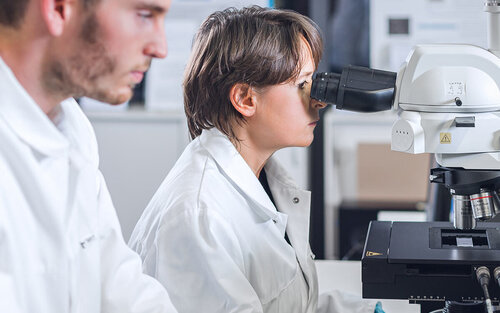 Professorin und Mitarbeiter im BioMems Lab der TH Aschaffenburg.