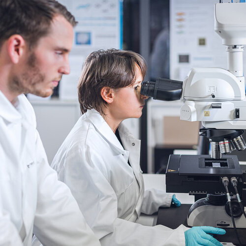 Professorin und Mitarbeiter im BioMems Lab der TH Aschaffenburg.