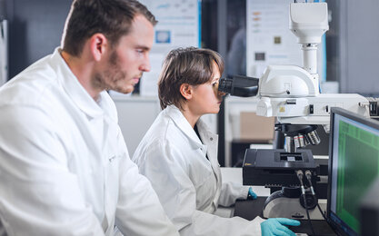 Professorin und Mitarbeiter im BioMems Lab der TH Aschaffenburg.