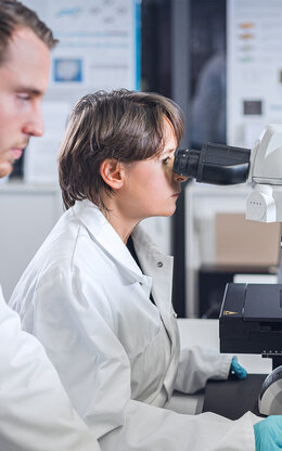 Professorin und Mitarbeiter im BioMems Lab der TH Aschaffenburg.