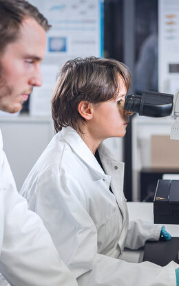 Professorin und Mitarbeiter im BioMems Lab der TH Aschaffenburg.