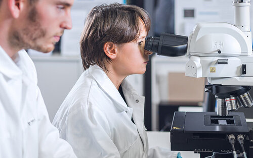 Professorin und Mitarbeiter im BioMems Lab der TH Aschaffenburg.