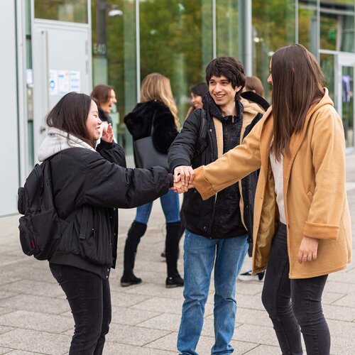 Internationale Austauschstudierende auf dem Campus