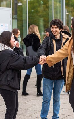 Internationale Austauschstudierende auf dem Campus