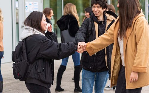 Internationale Austauschstudierende auf dem Campus