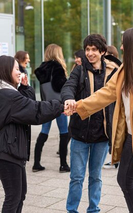 Internationale Austauschstudierende auf dem Campus