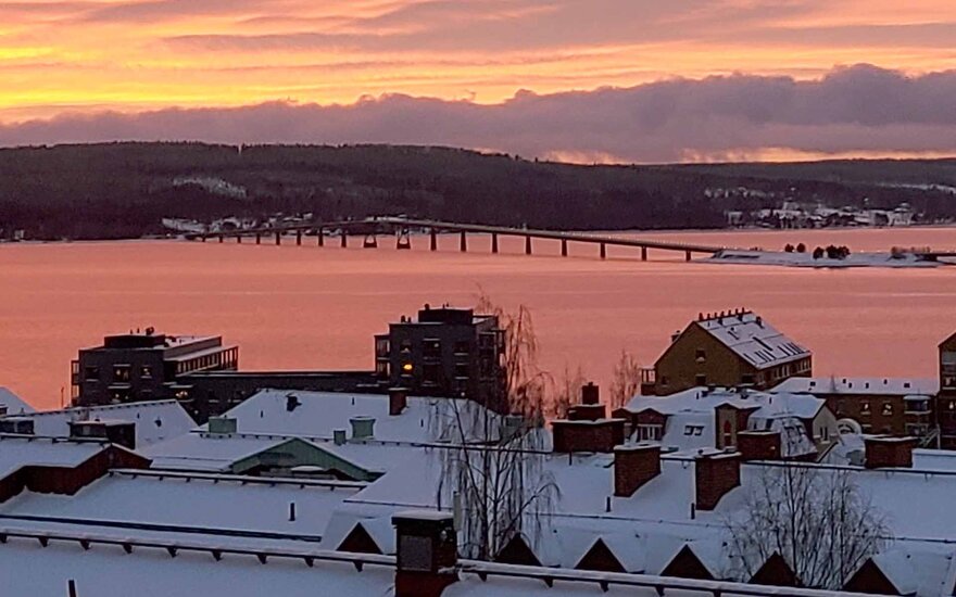 Häuser im Schnee bei Sonnenaufgang