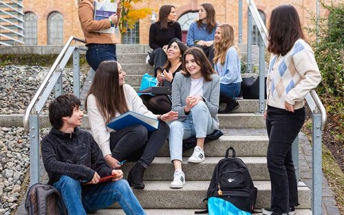 Internationale Austauschstudierende auf dem Campus