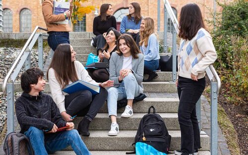 Internationale Austauschstudierende auf dem Campus