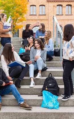 Internationale Austauschstudierende auf dem Campus