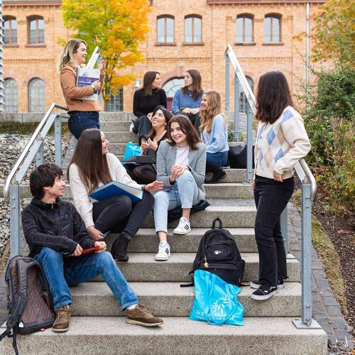 Internationale Austauschstudierende auf dem Campus