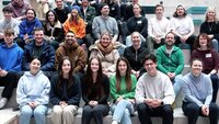 Gruppenfoto von allen BIP-Teilnehmenden sitzend auf einer Treppe in mehreren Reihen hintereinander