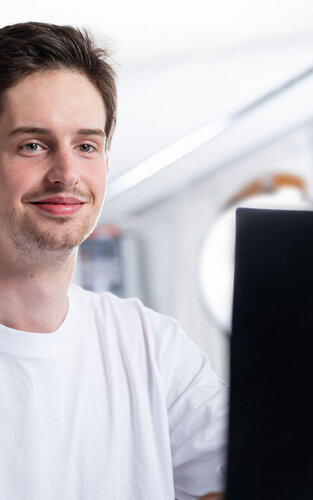 Student mit Laptop