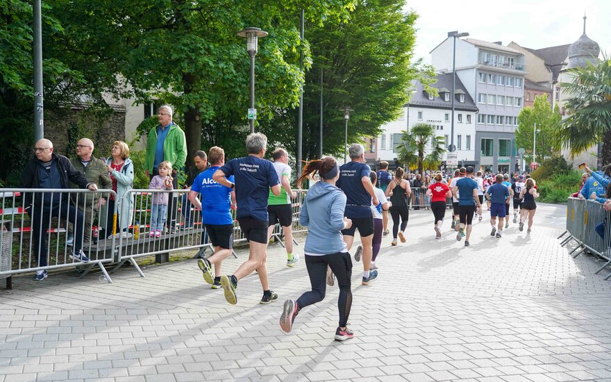 Menschen rennen beim Citylauf in Aschaffenburg mit.