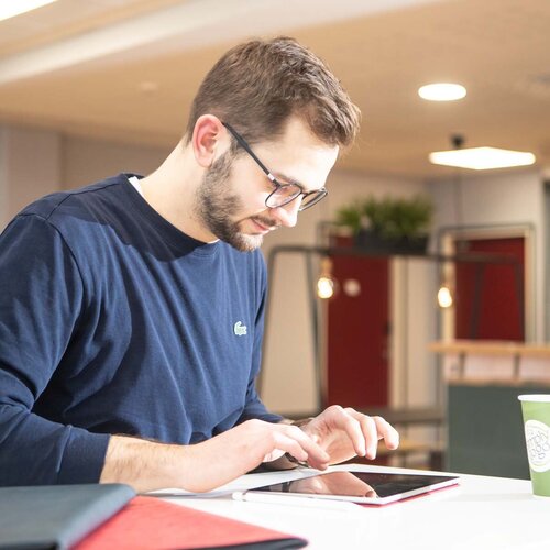 Ein Student der TH AB auf dem Campus in Turku