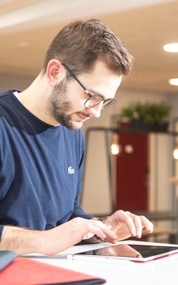 Ein Student der TH AB auf dem Campus in Turku