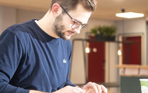 Ein Student der TH AB auf dem Campus in Turku