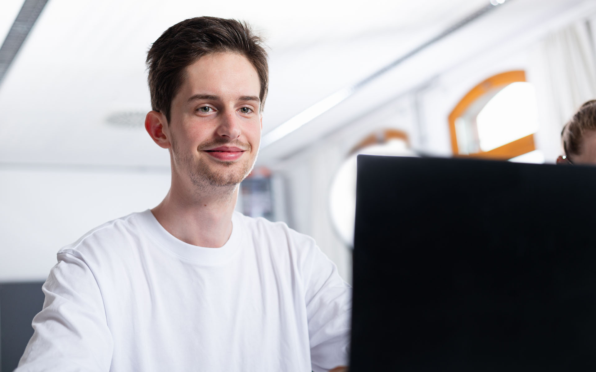 Student mit Laptop