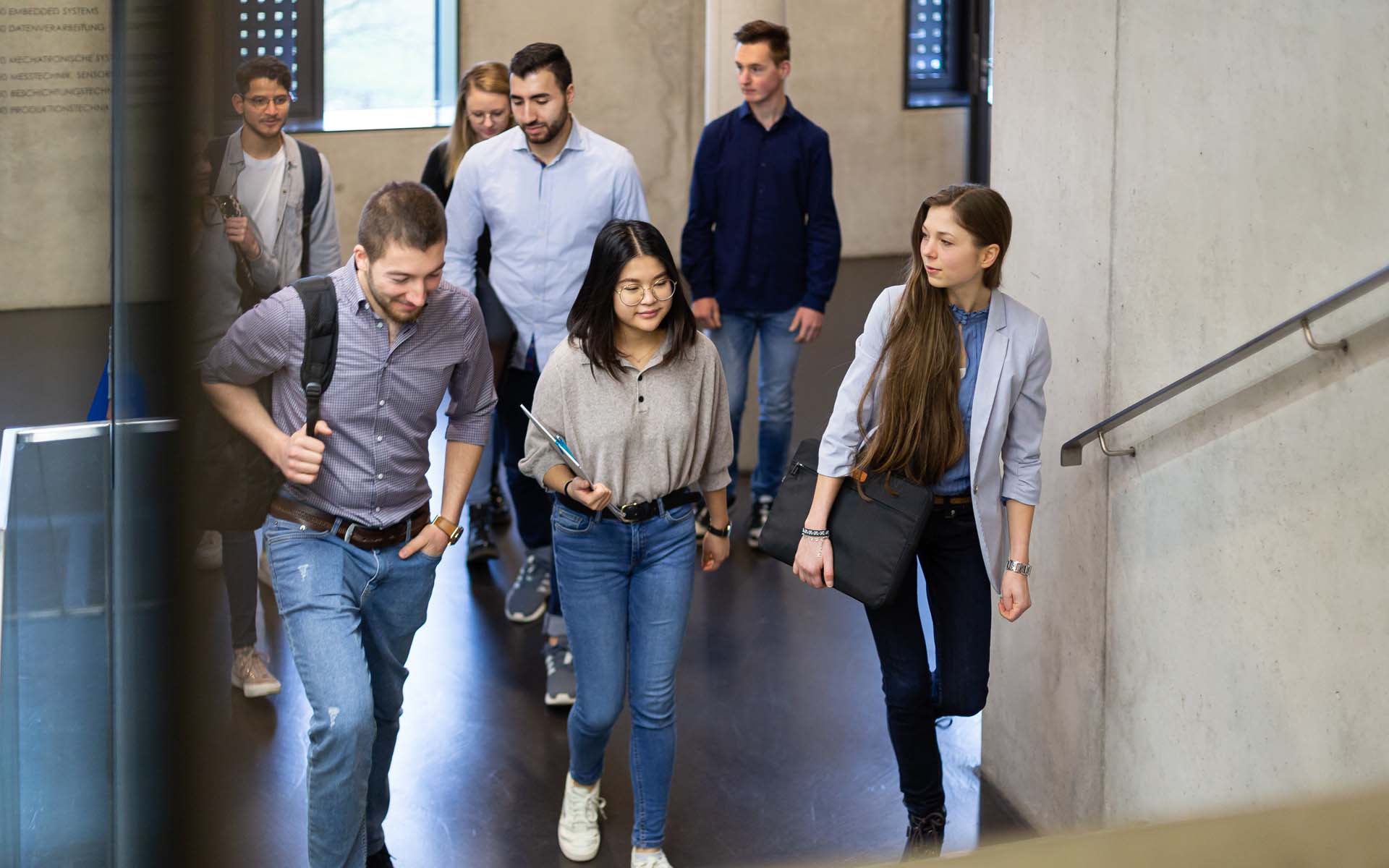 Studierende auf dem Weg zur nächsten Vorlesung im Gebäude 40