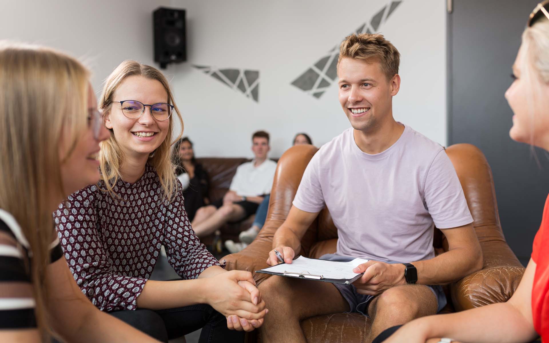 Studierende der Studentenvertretung sitzen zusammen und lachen