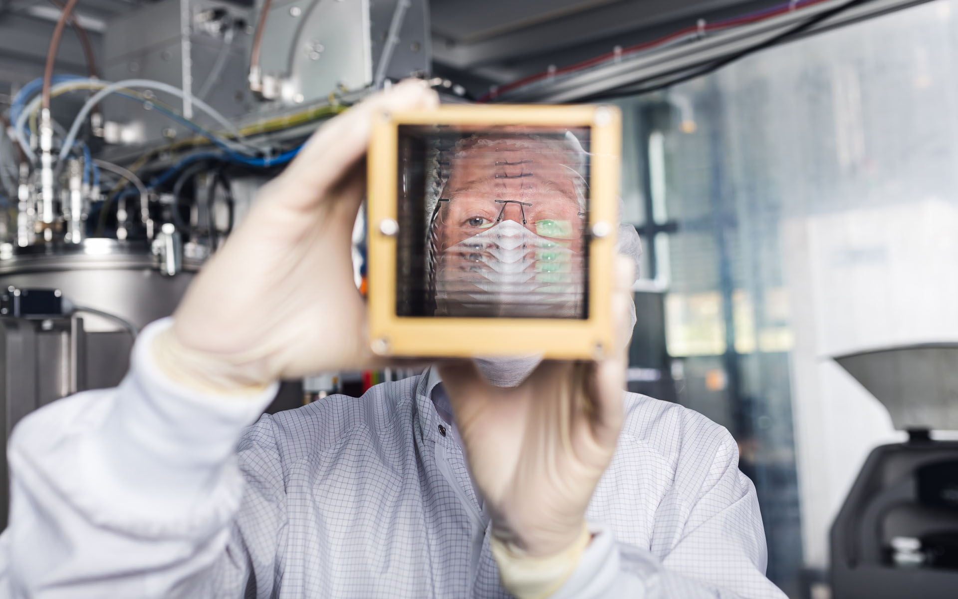 Der Laborleiter des Labors für Beschichtungstechnik schaut durch das Lobster Eye X-ray Telescope.