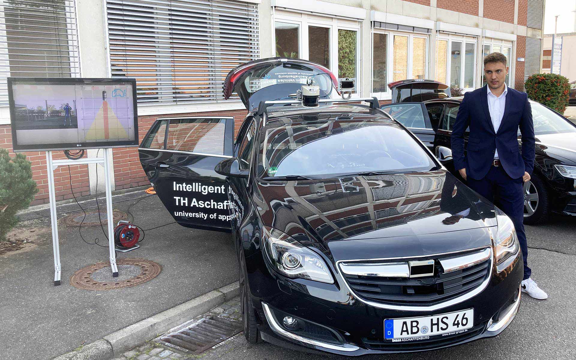 Ein Promovierender am Forschungsfahrzeug der TH Aschaffenburg