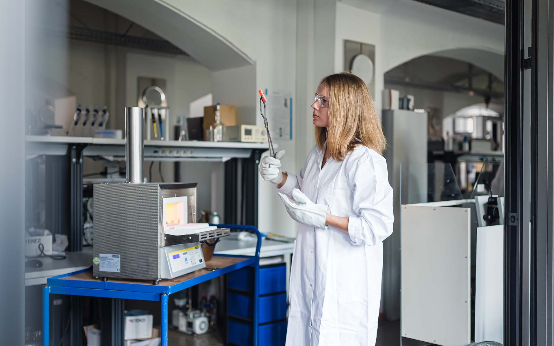 Eine Studentin analysiert ein glühendes Werkstück in einem Labor der TH Aschaffenburg.