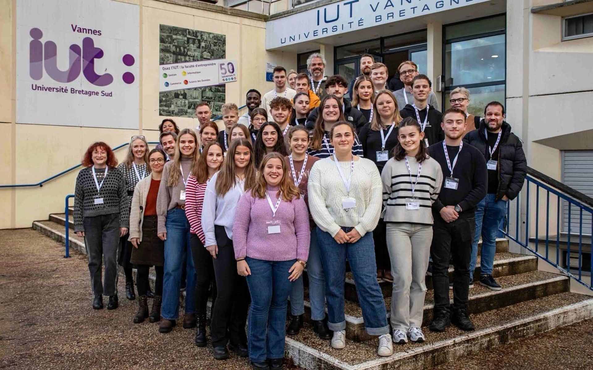 Gruppen von Studierenden und Dozierenden vor dem Gebäude der Uni in Vannes