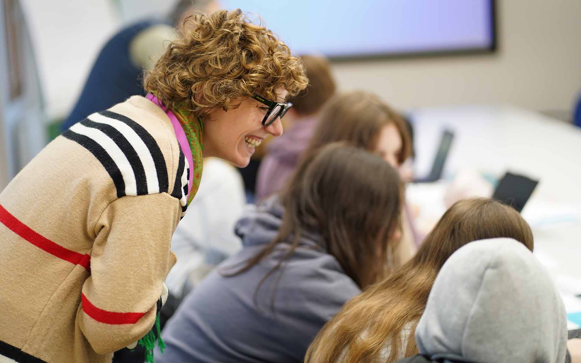 Mädchen vom Girs Day bekommen von einer Professorin etwas gezeigt.