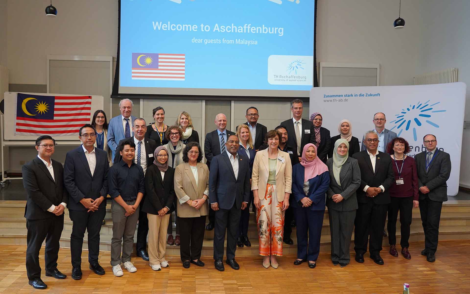 Gruppenfoto in der Aul der TH Ab bei der Delegation Malaysia. 