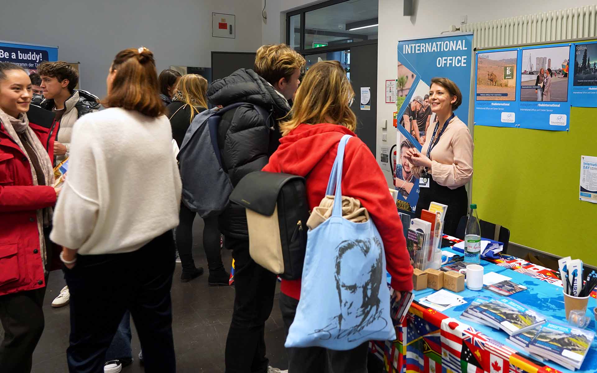 Studierende lassen sich am Stand des International Office beraten