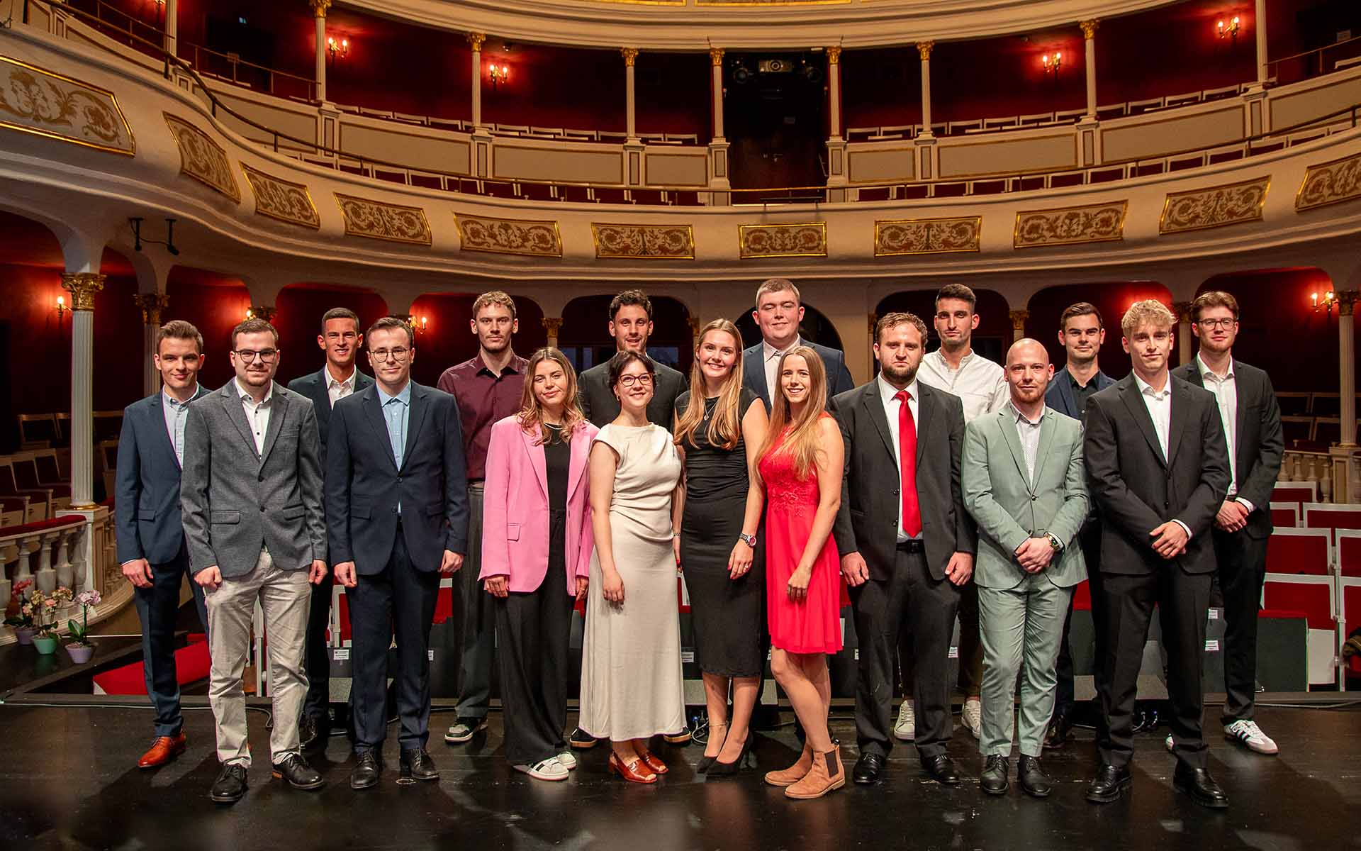 Gruppenfoto 17 der 21 besten Absolventinnen und Absolventen der TH AB im Stadttheater