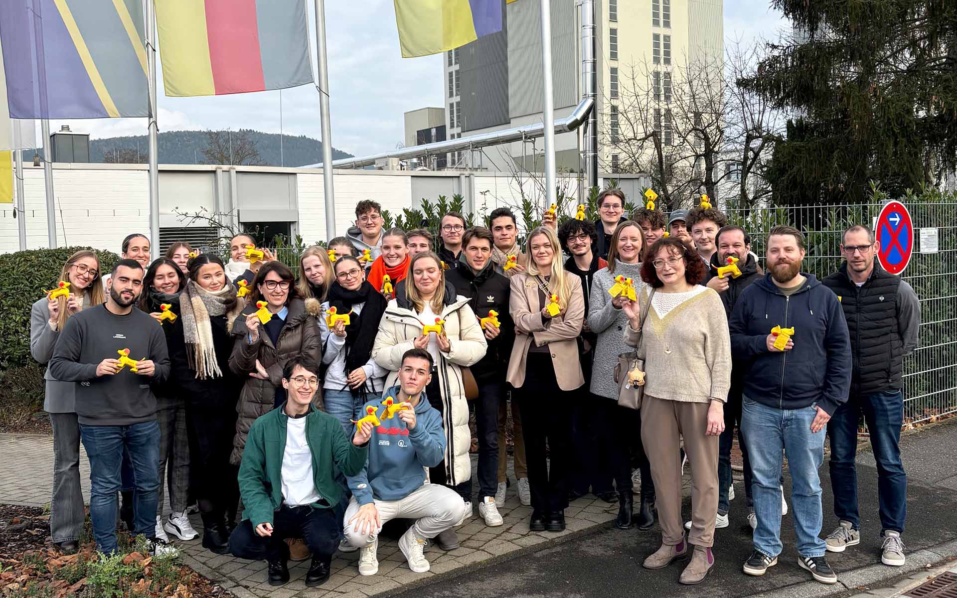 Gruppenfoto auf dem Gelände der Firma Erbacher