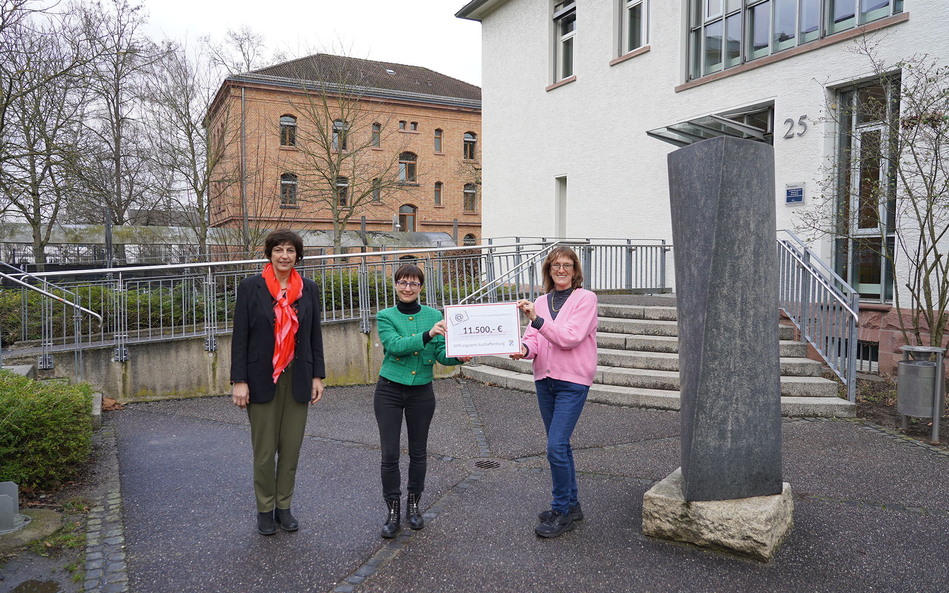 Die Leiterin des Stiftungsamtes Aschaffenburg übergibt die Spende für die TH-Bibliothek an deren Leiterin.